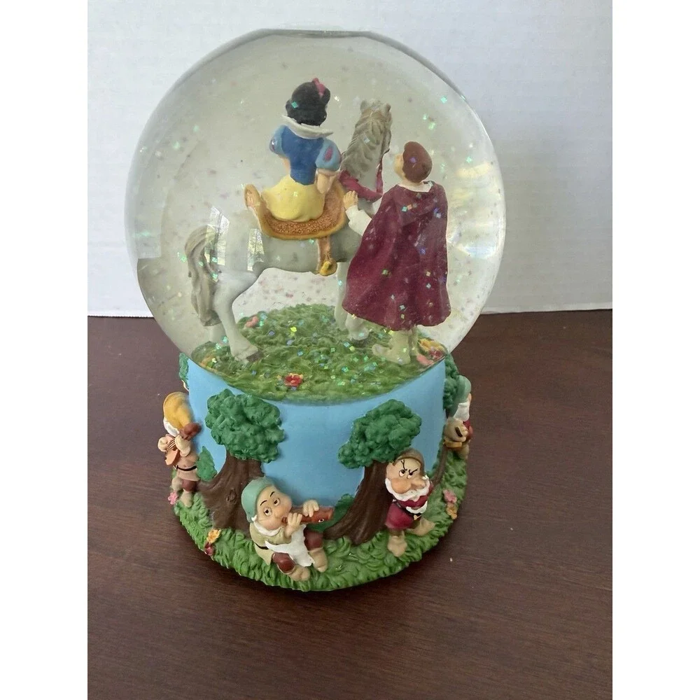 Disney Enesco Snow White & The Prince Musical Snow Globe 